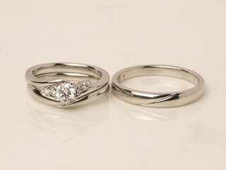 山田夫妻の婚約指輪と結婚指輪セットリング