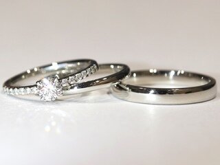広島市安佐南区の上野様ご夫妻の婚約指輪と結婚指輪セットリング