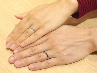 広島県安芸郡府中町の林様ご夫妻結婚指輪装着写真