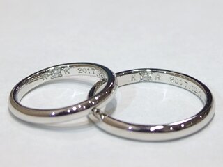結婚指輪の内側には双子ダイヤを