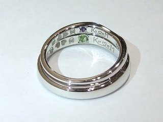 結婚指輪の内側にはお二人のオリジナル刻印を